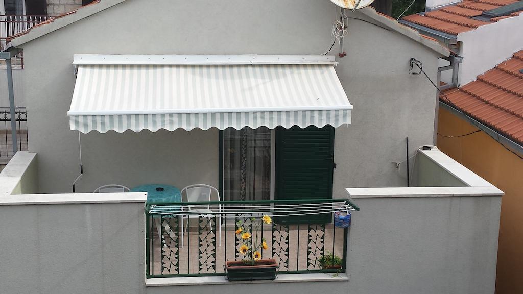 Charming Room With Balcony Split Room photo
