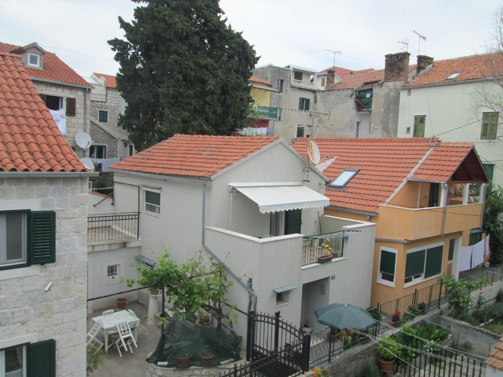 Charming Room With Balcony Split Room photo